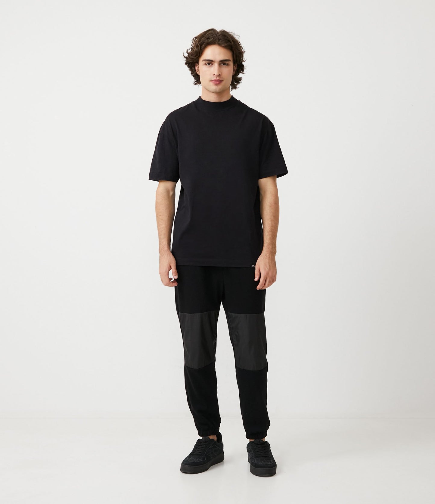 Pantaloni neri a palloncino con vita elastica e dettagli tagliati