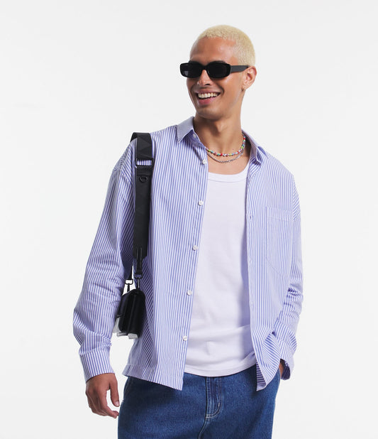 Camisa oversize de sarga con estampado de rayas y bolsillo azul