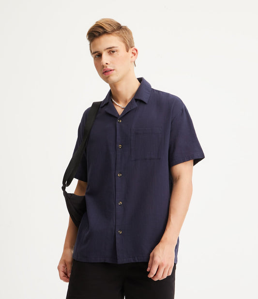 Camisa Relajada Azul Marino Tricolina Texturizada con Bolsillo Delantero