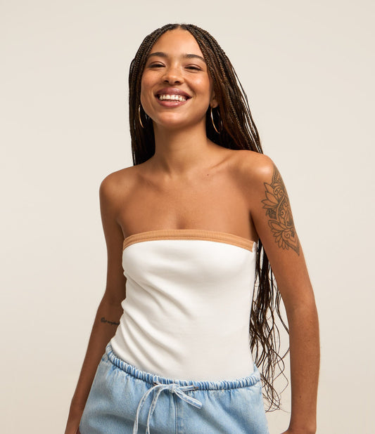 Body com nervuras e acabamento em contraste branco