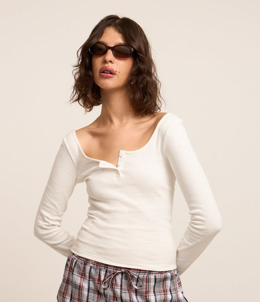 Blusa de canalé con escote en U y botones blancos