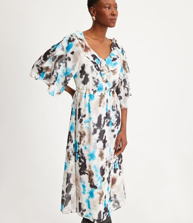 Vestido longo de chiffon com babados e estampa abstrata em branco/azul/cinza
