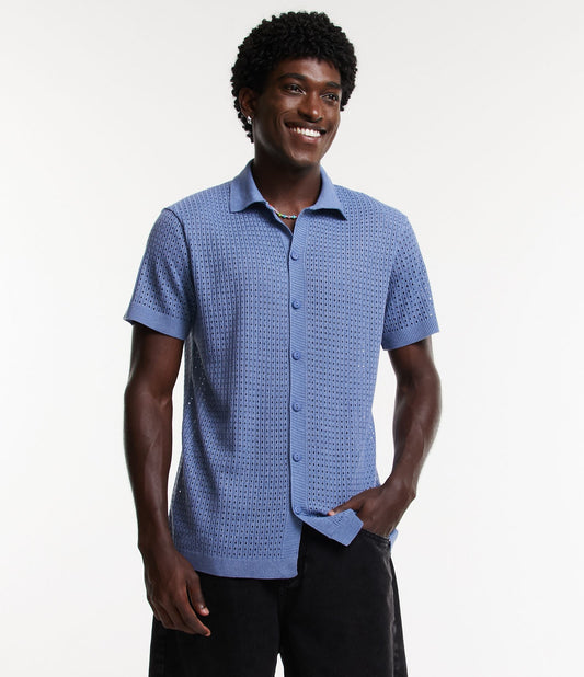 Camisa de malha relaxada azul-clara com gola e ponto aberto