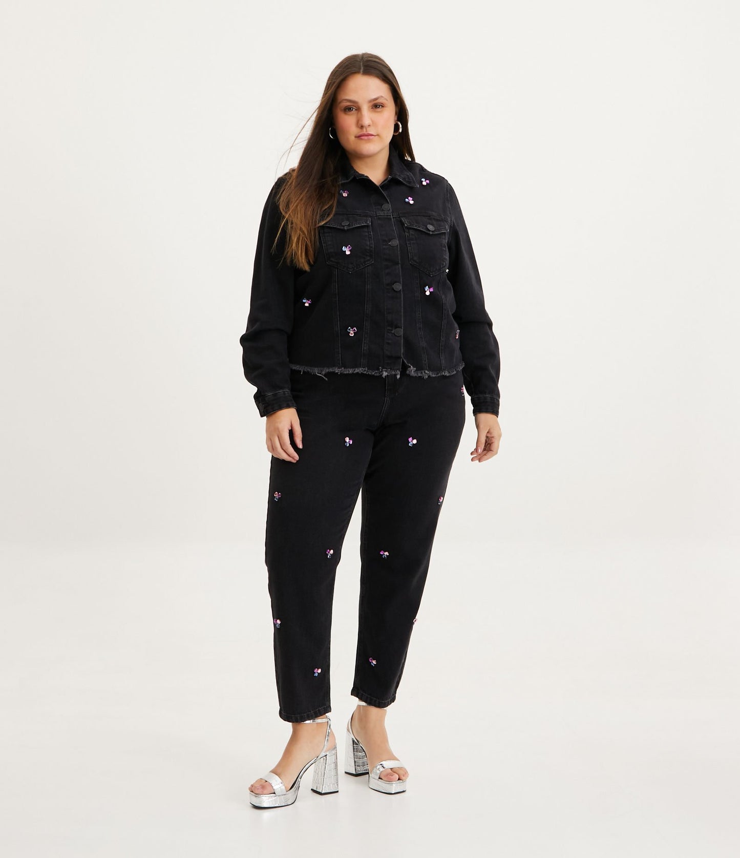 Jeans mamma con applicazioni a cuore, taglie forti e taglie forti, nero