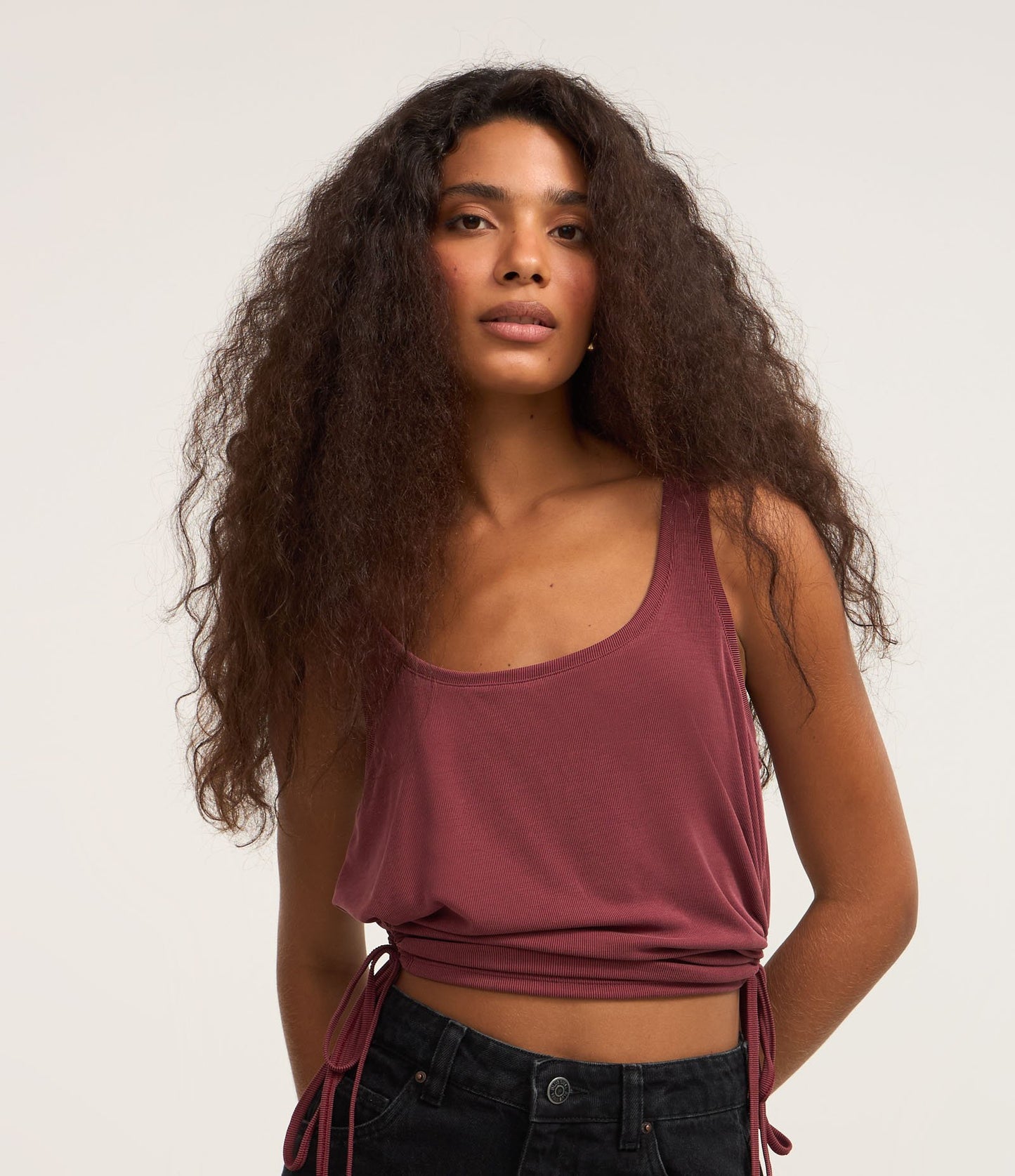 Canotta a coste con design cut-out e laccetti laterali in borgogna