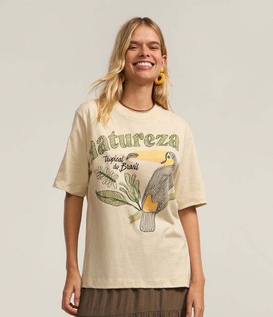 Camiseta Oversized com Estampa de Natureza Tropical e Tucano Bege
