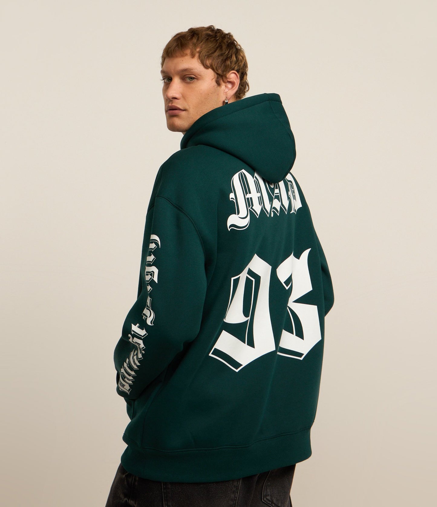 Felpa rilassata con cappuccio con stampa a croce e scritte in verde