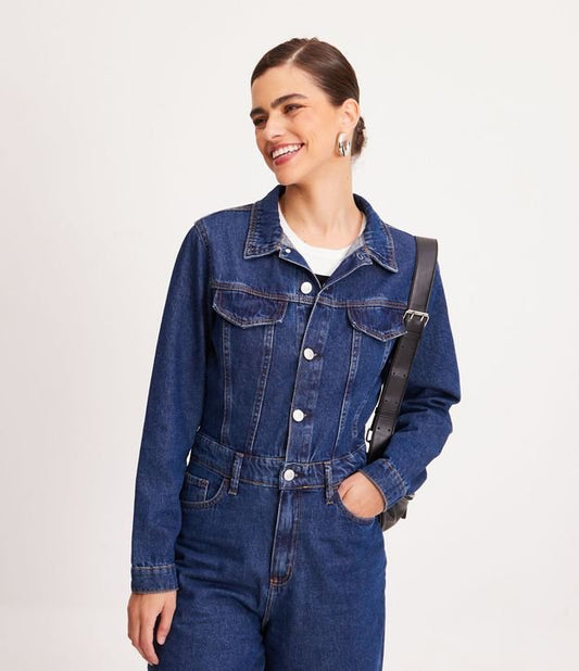 Macacão jeans de perna larga com gola lapela e botões frontais em azul