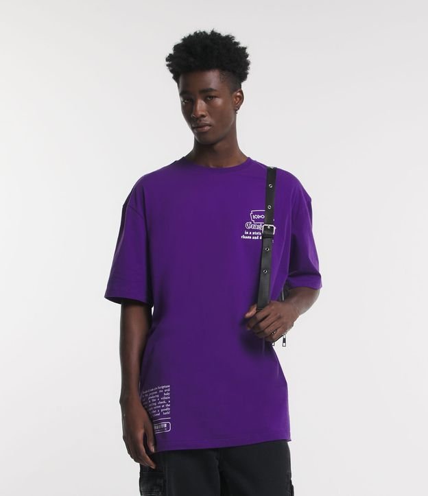 Camiseta relaxed fit de punto suave con estampado de navajas y letras moradas