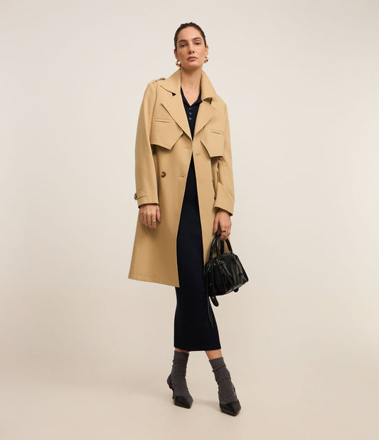 Trench beige con bottoni frontali e cintura