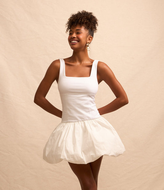Vestido curto branco em malha Roma com saia de bolhas