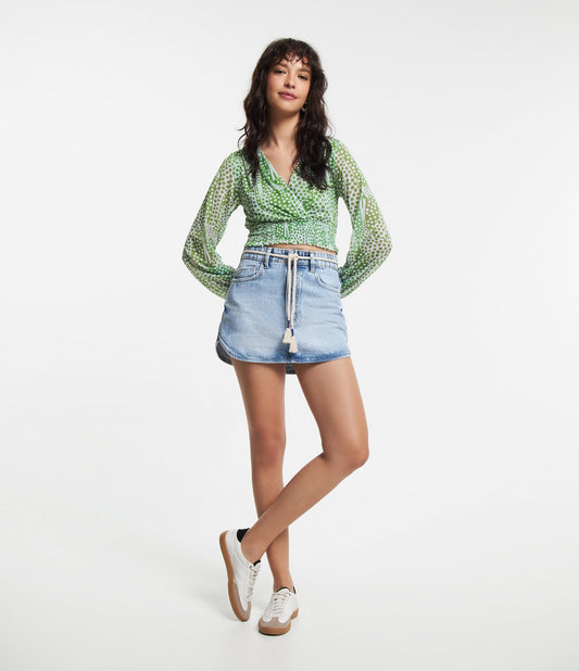 Saia jeans curta azul-clara com cordão e bainha arredondada