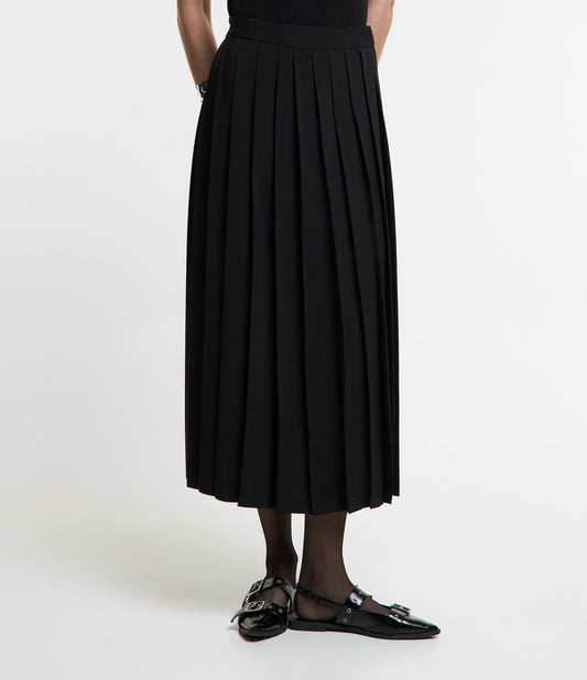 Saia midi preta com textura plissada sobreposta