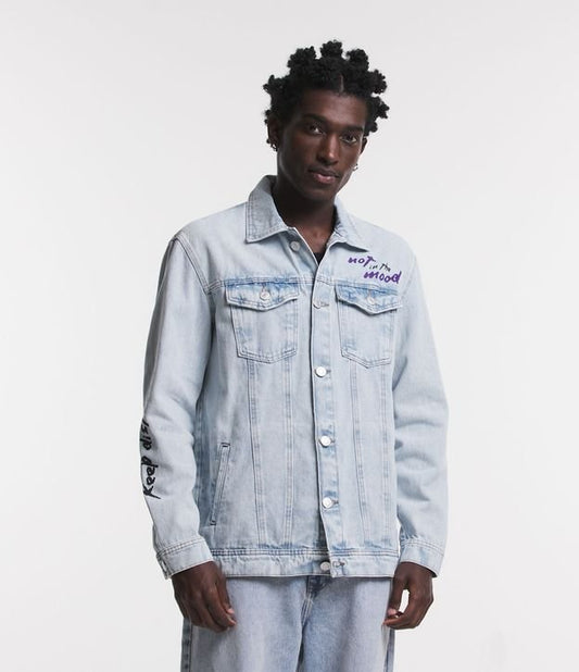 Jaqueta jeans lavada azul clara com estampa de grafite e bolsos