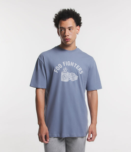 Camiseta relaxada com estampa do Foo Fighters e mão de esqueleto segurando café azul