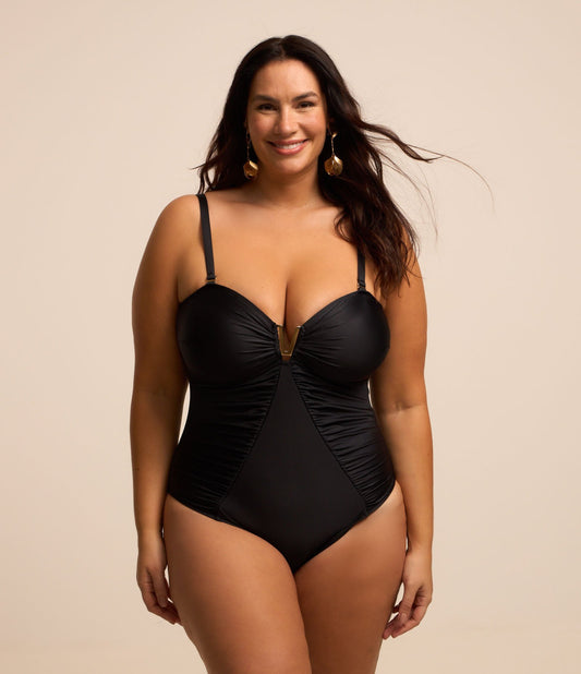 Maiô preto de poliamida com V metálico e franzido lateral - Curve e Plus Size