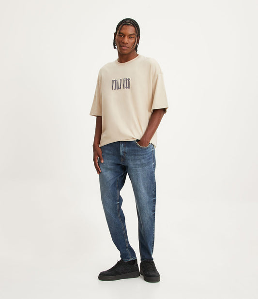 Jeans standard dal taglio slim con tasche e segni di invecchiamento in blu medio