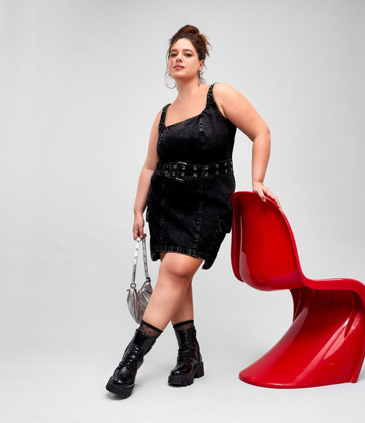 Vestito corto in denim nero con tasca cargo e cintura, Curve e taglie forti