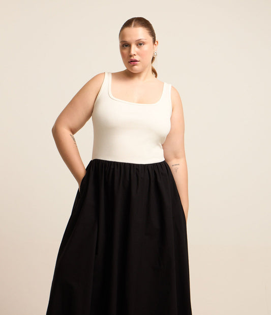 Vestido sem mangas com nervuras e saia plana em preto