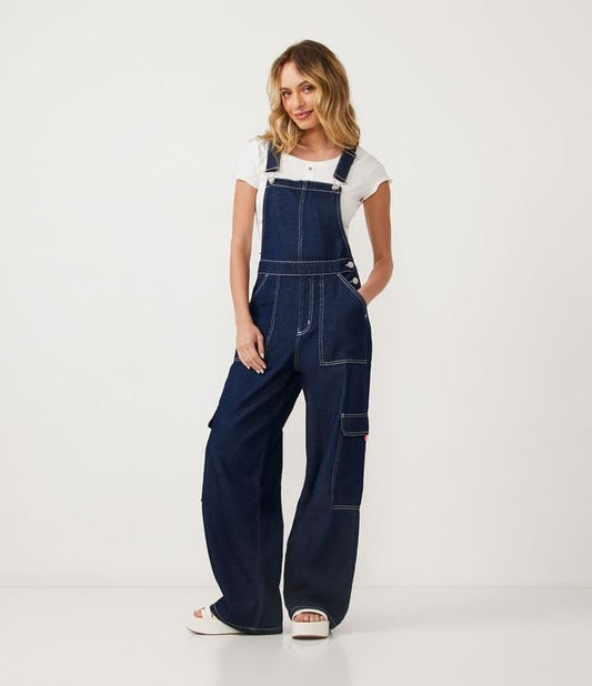 Tuta in denim con spalline, tasche cargo e cuciture a contrasto in blu