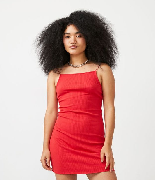 Vestido curto canelado com alças finas e bainha com babados em vermelho