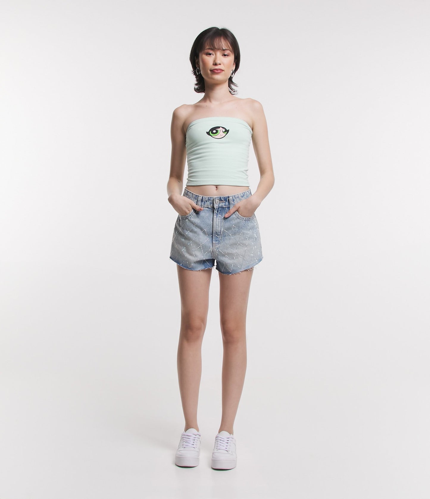 Shorts de brim azul com strass em forma de diamante