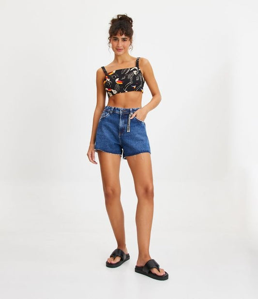 Shorts jeans de cintura alta com cinto de cordão xadrez azul