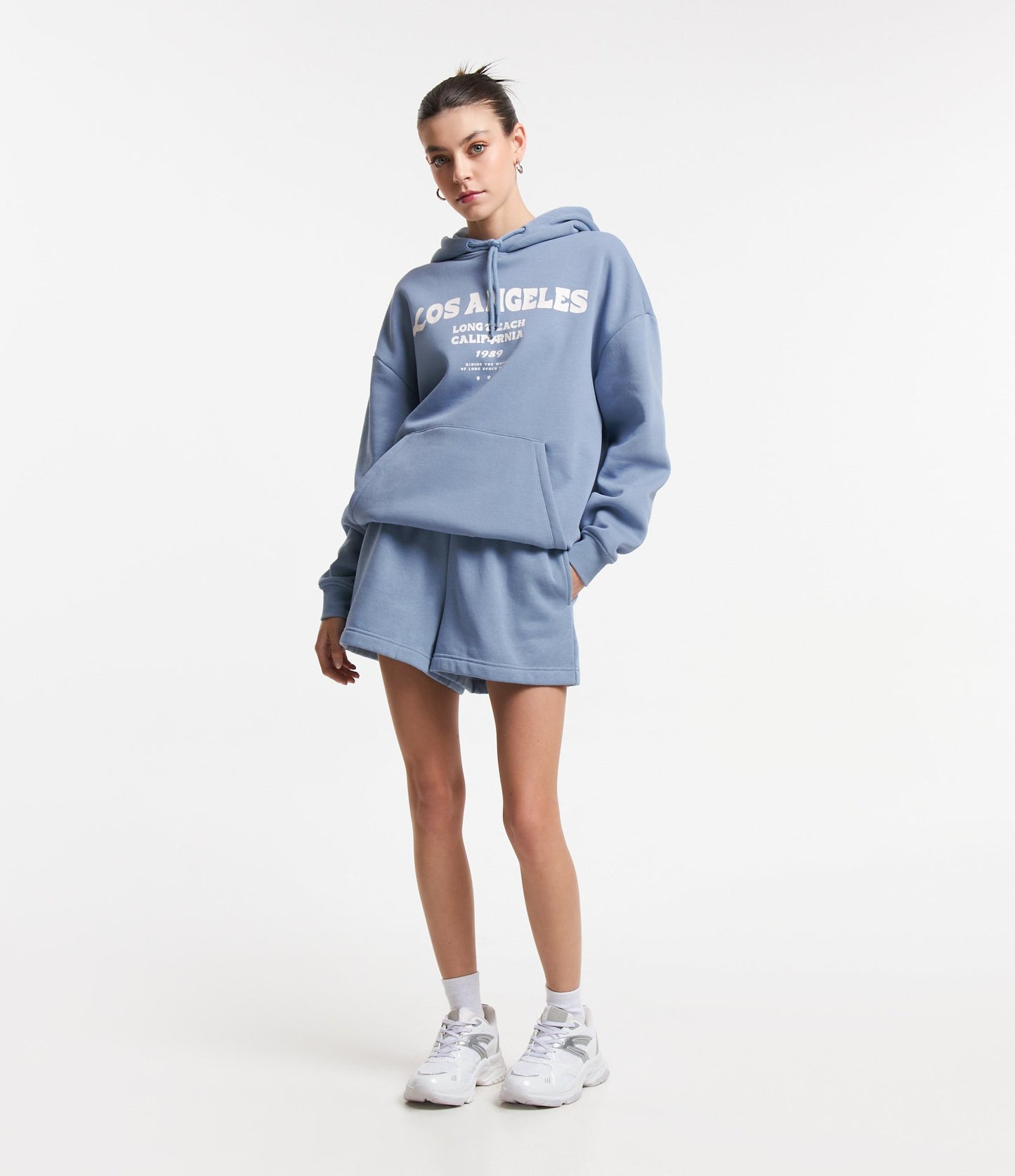 Shorts de moletom azul com forro de lã e cós com cordão
