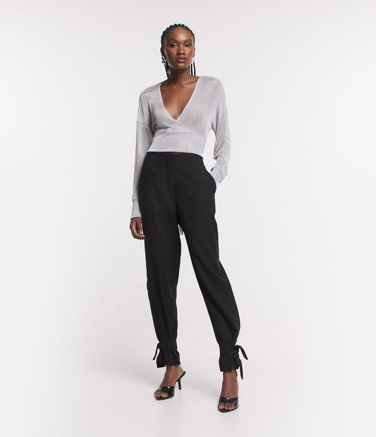 Calça Jogger preta de crepe com cintura ajustada e amarração nas pernas