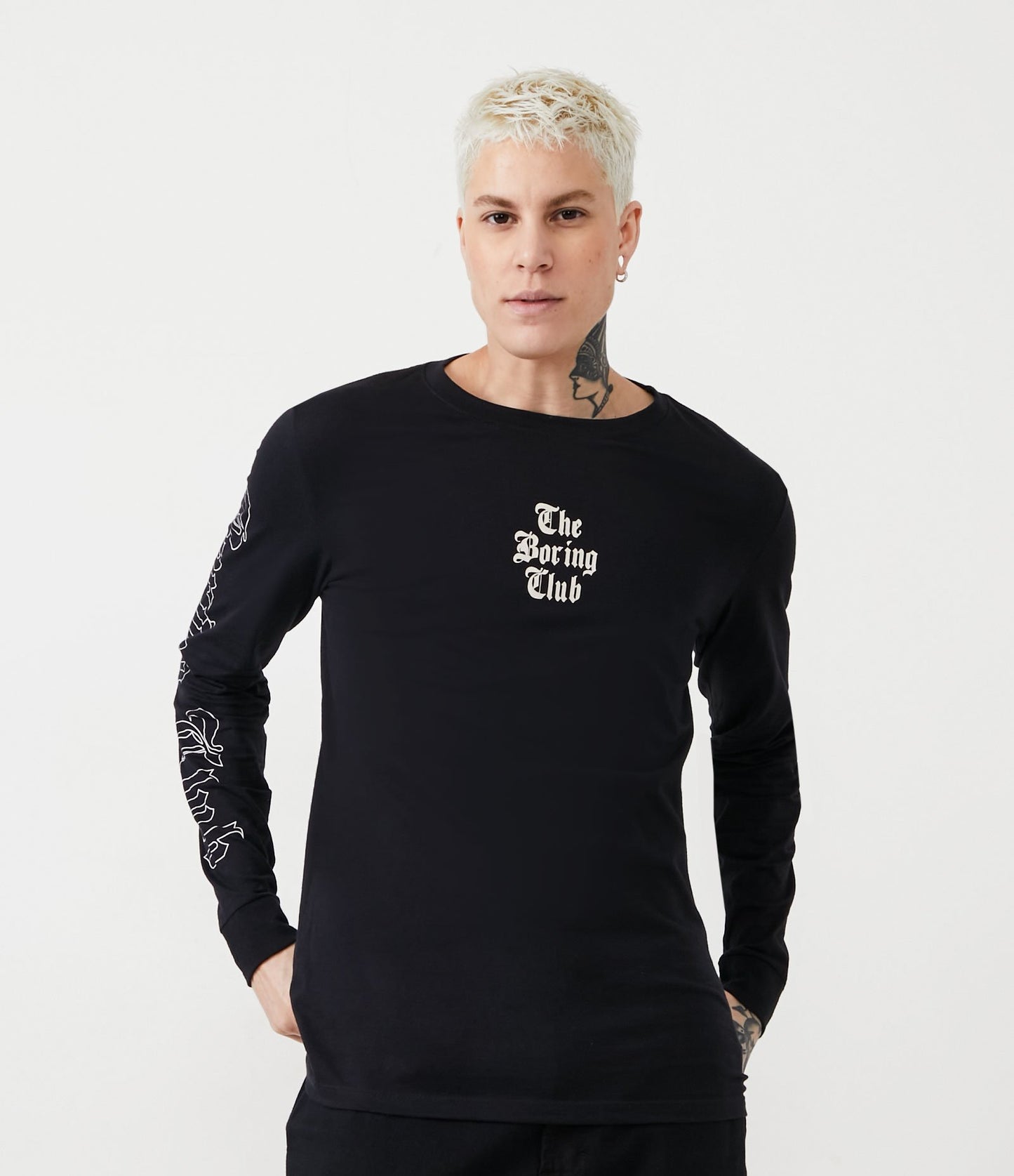 Maglietta regular fit in mezza maglia con scritte sul davanti e sulle maniche in nero