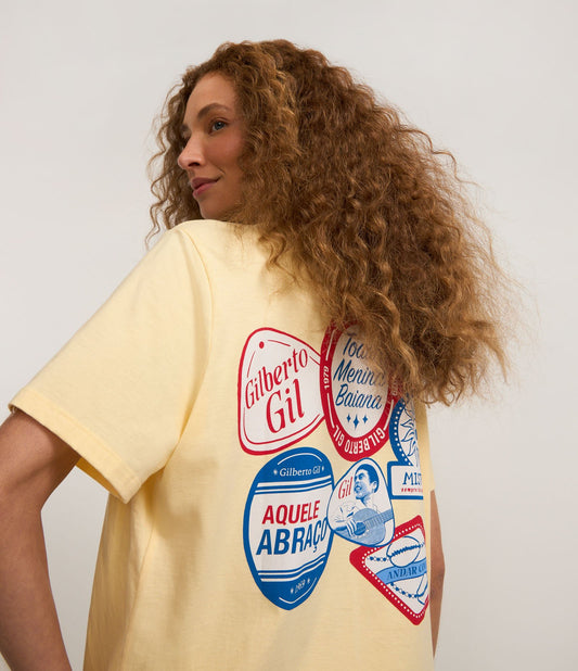 Camiseta larga de algodón beige claro con estampado Gilberto Gil