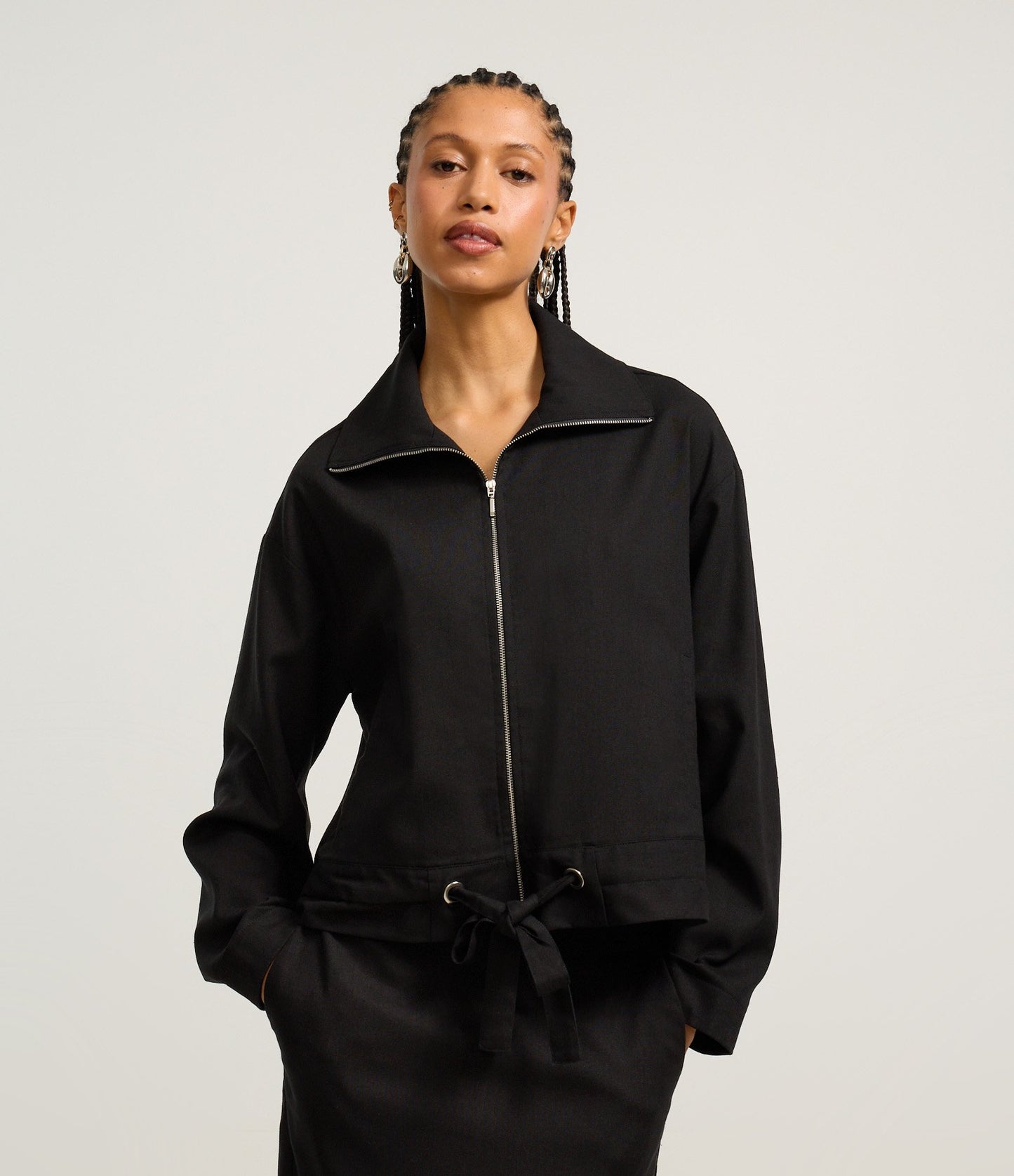 Chaqueta recortada de viscosa con lazo en el bajo en negro