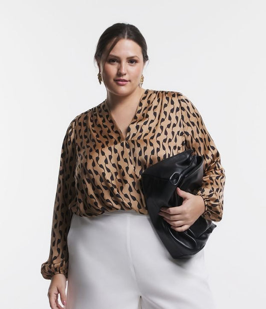 Blusa de cetim com decote envolvente e estampa geométrica em bege caramelo - Curve & Plus Size