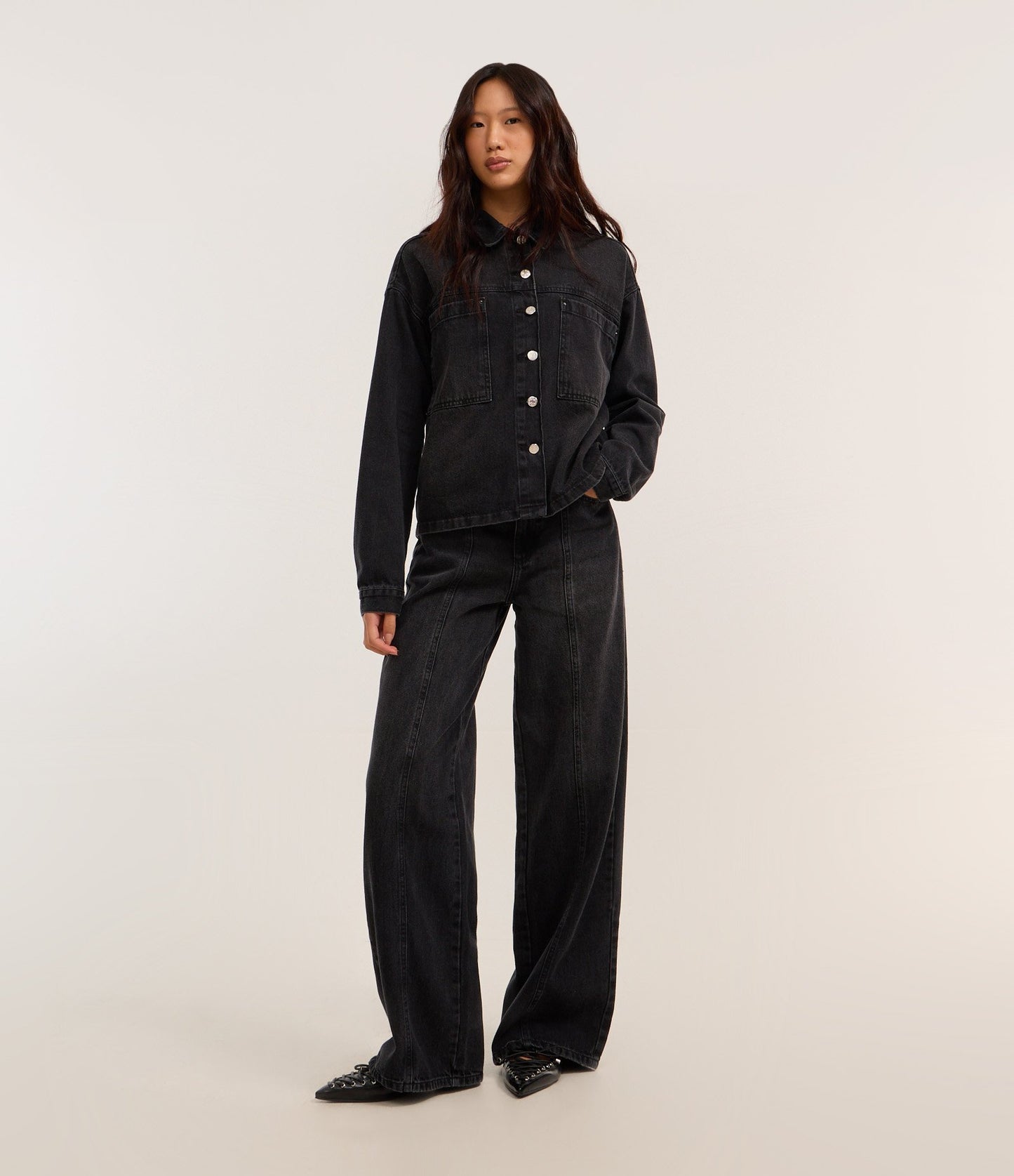 Jeans de perna larga com cinto de fivela preto