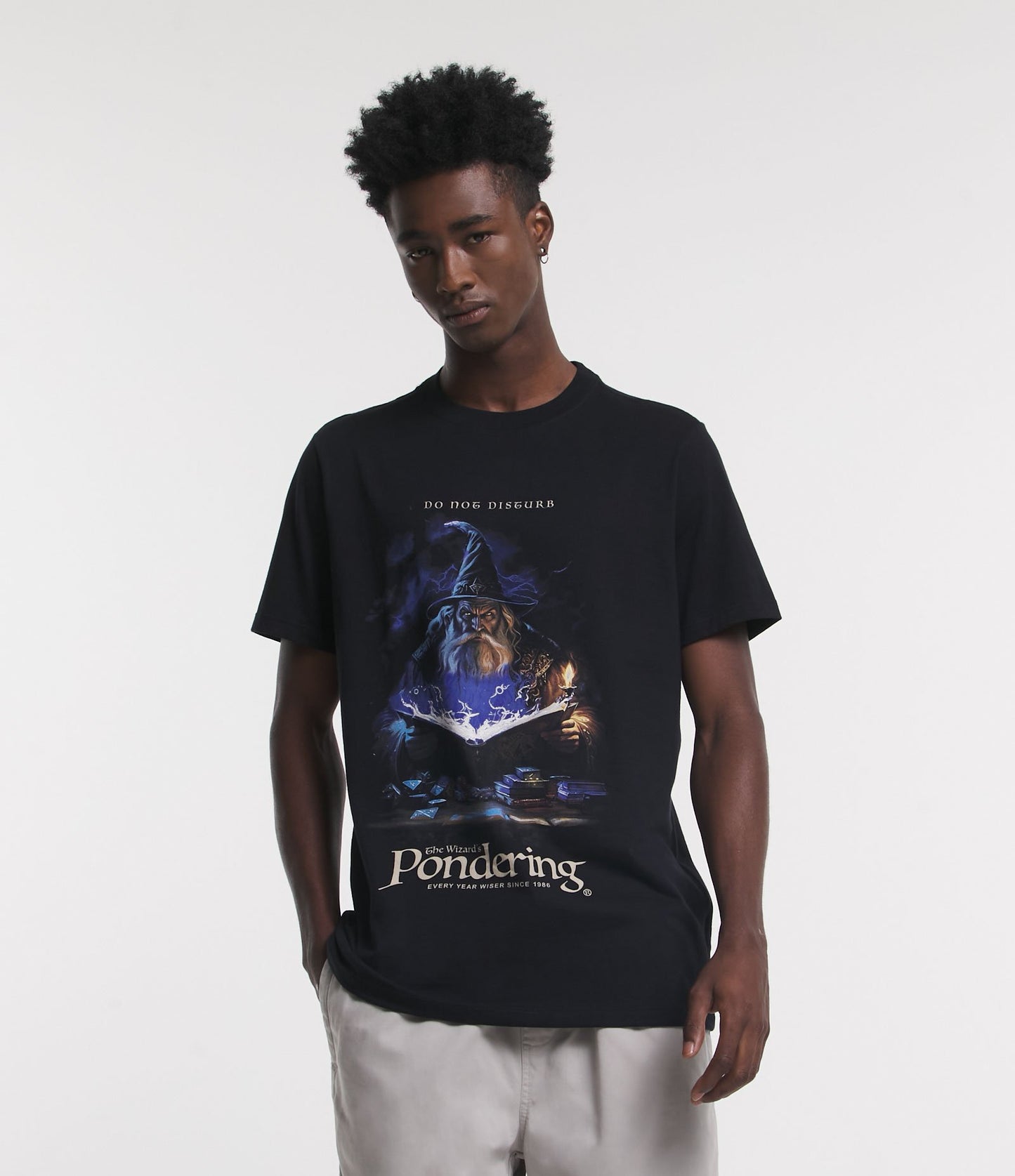 Camiseta de algodão de ajuste regular com estampa de feiticeiro e letras pretas