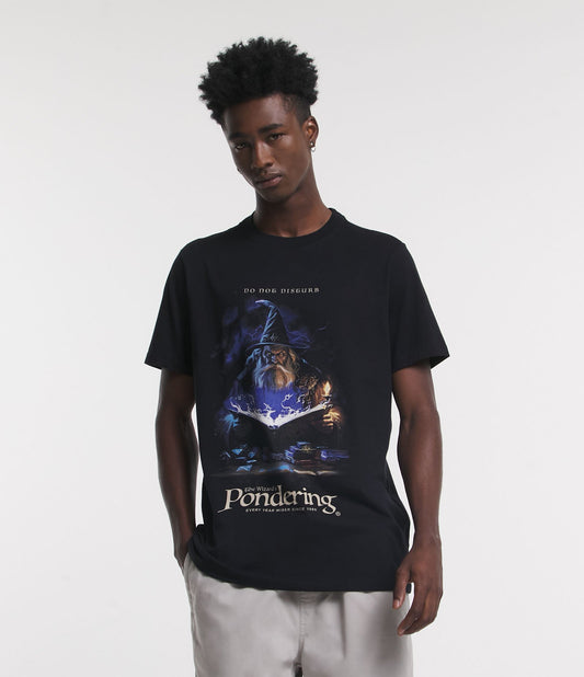 Camiseta de algodão de ajuste regular com estampa de feiticeiro e letras pretas