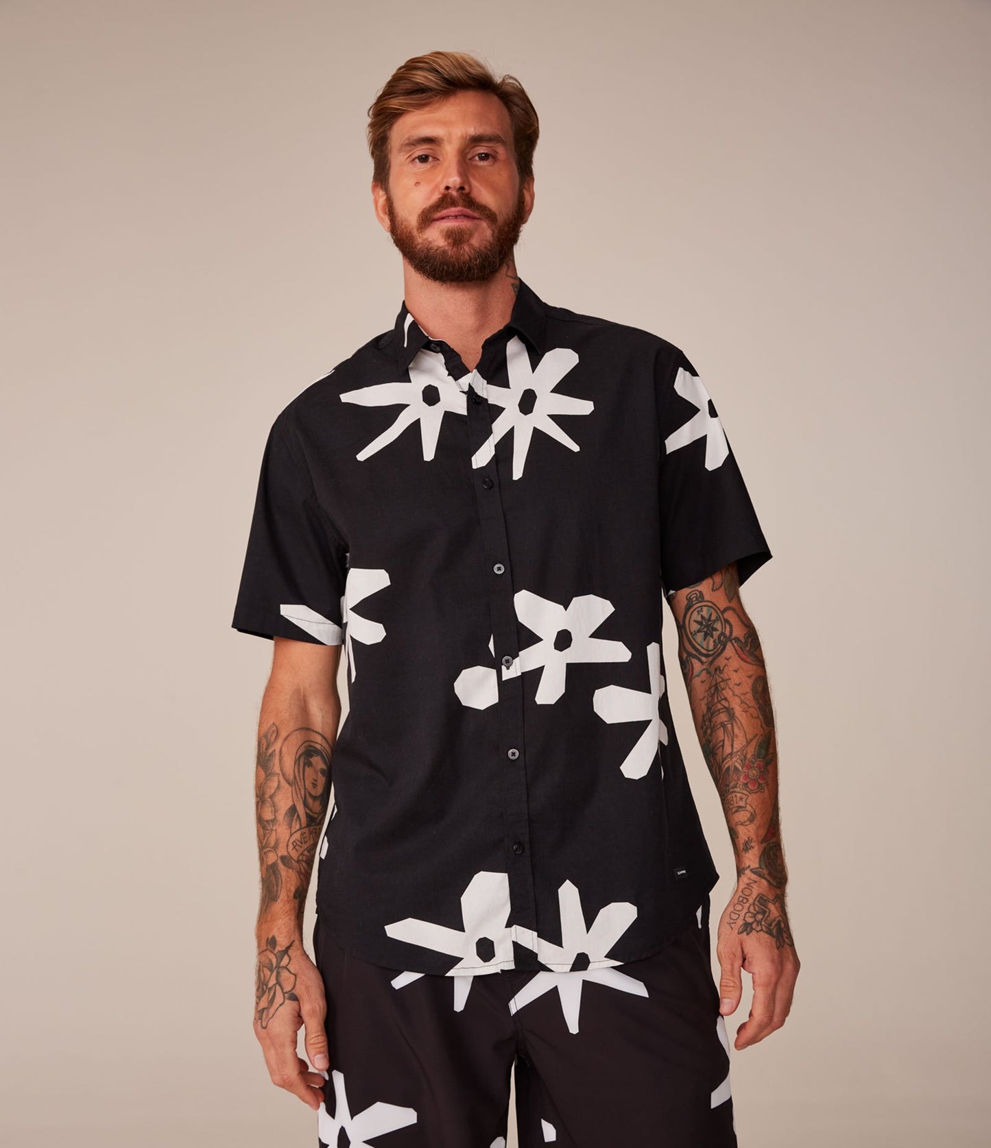 Camisa de algodón negra con estampado floral hawaiano