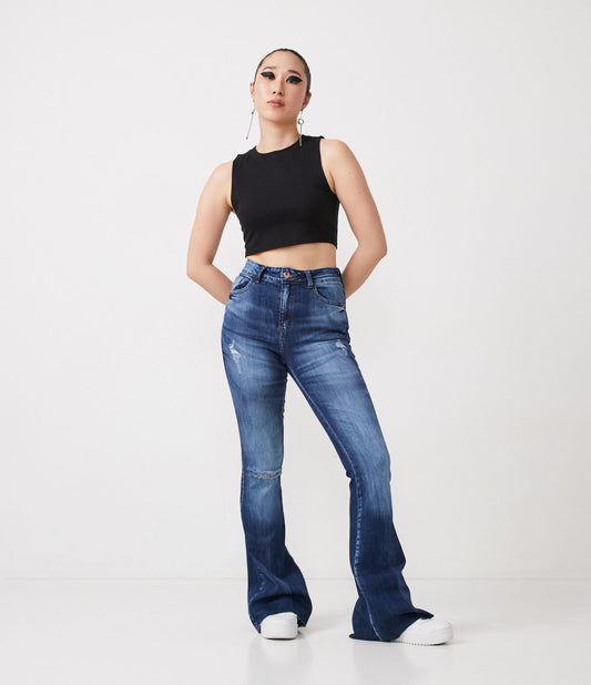 Calça jeans flare com detalhes claros e bainha crua em azul