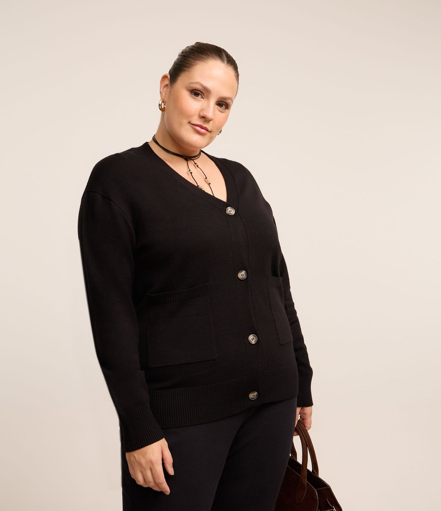 Cardigã de tricô preto com bolsos frontais - Curve e Plus Size
