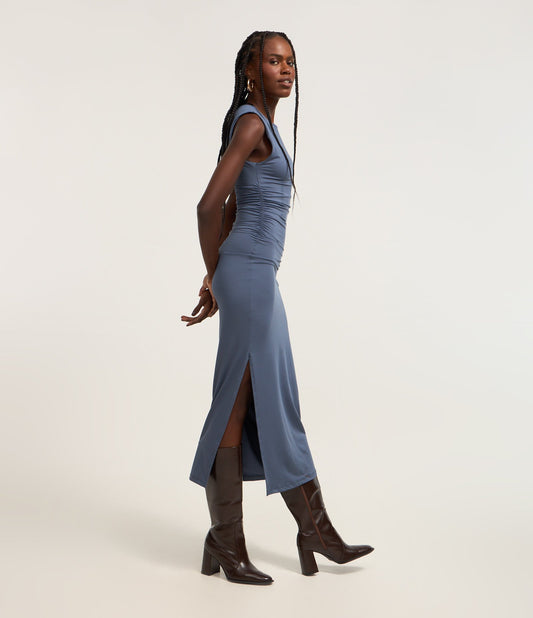 Vestido midi azul de microfibra con hombros drapeados y fruncidos