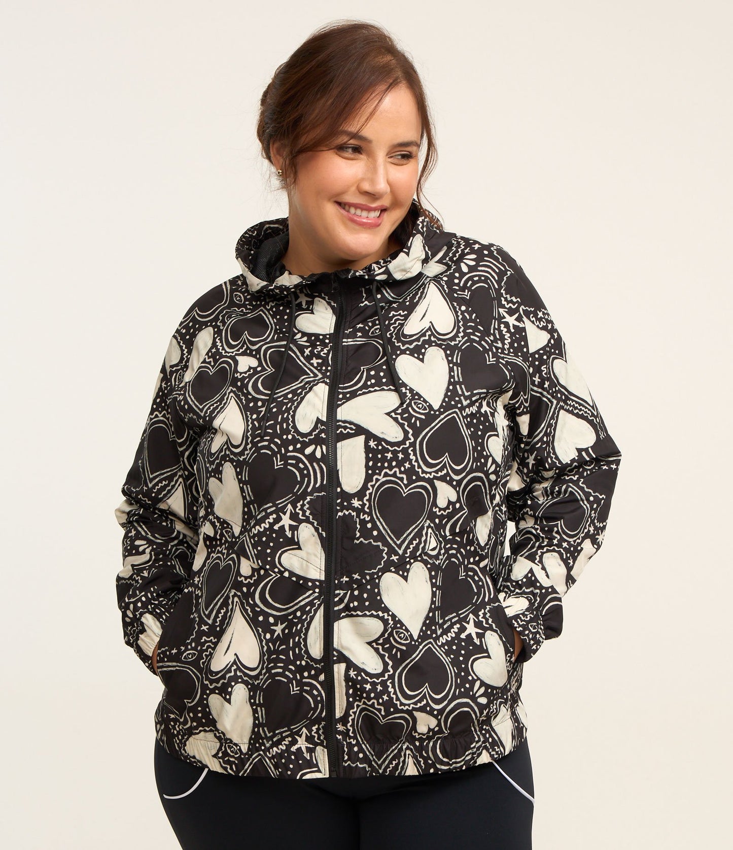 Chaqueta cortavientos estampada con capucha, Curvas y tallas grandes, Negro