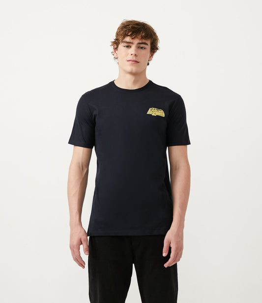 Camiseta preta em tecido de meia malha com estampa dos Cavaleiros do Zodíaco