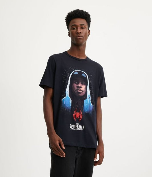 Camiseta preta regular fit em meia malha com estampa do Homem-Aranha Miles Morales