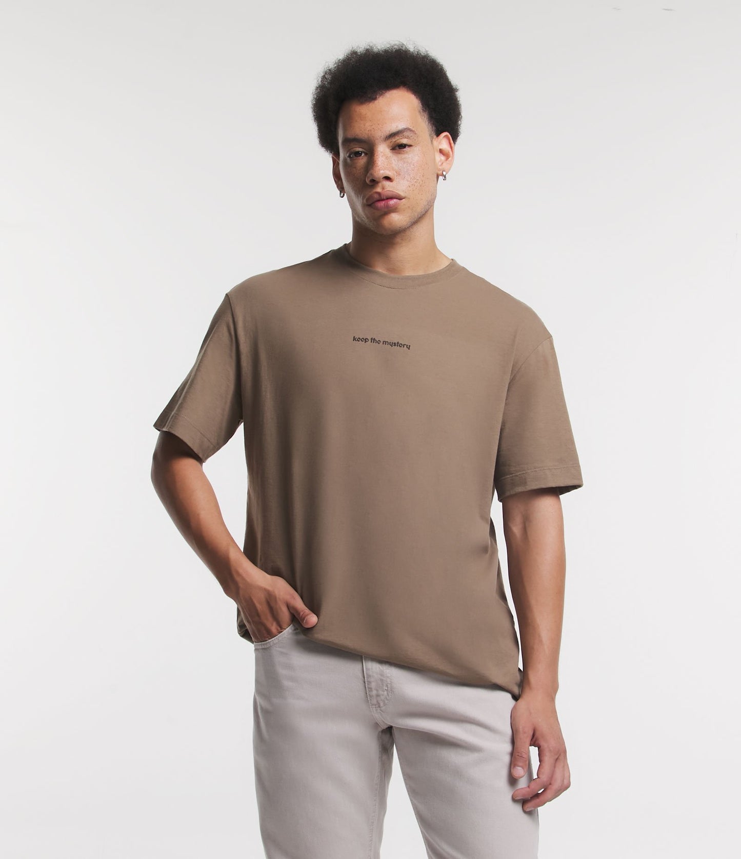 Camiseta marrom de ajuste descontraído em meia malha com estampa em relevo "Keep the Mystery