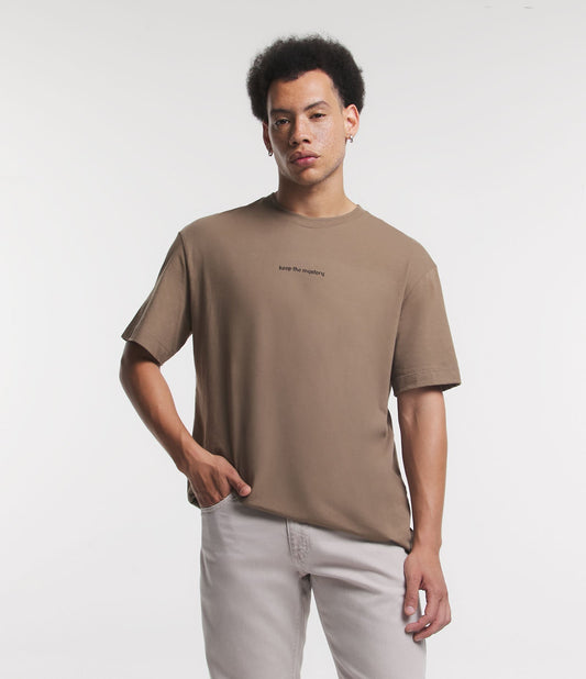 Camiseta marrom de ajuste descontraído em meia malha com estampa em relevo "Keep the Mystery