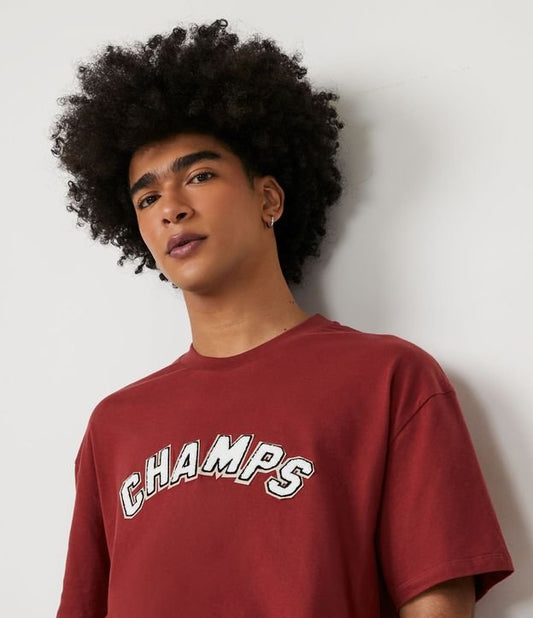 Camiseta descontraída de algodão com letras bordadas em vermelho