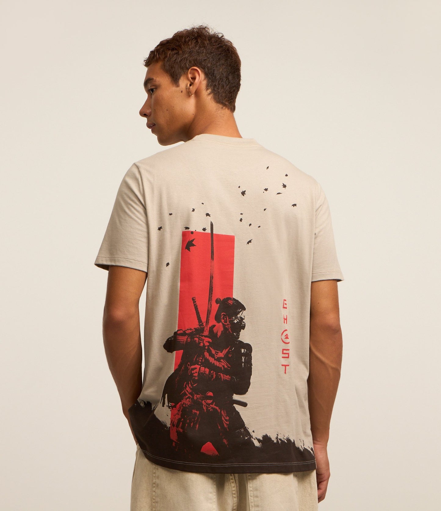 Camiseta regular fit de algodón con estampado del Fantasma de Tsushima en gris