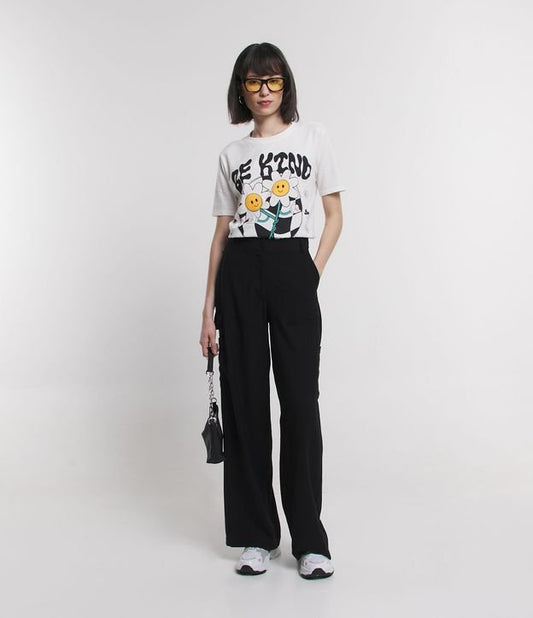 Calça reta de viscose com bolso cargueiro e martingale lateral em preto