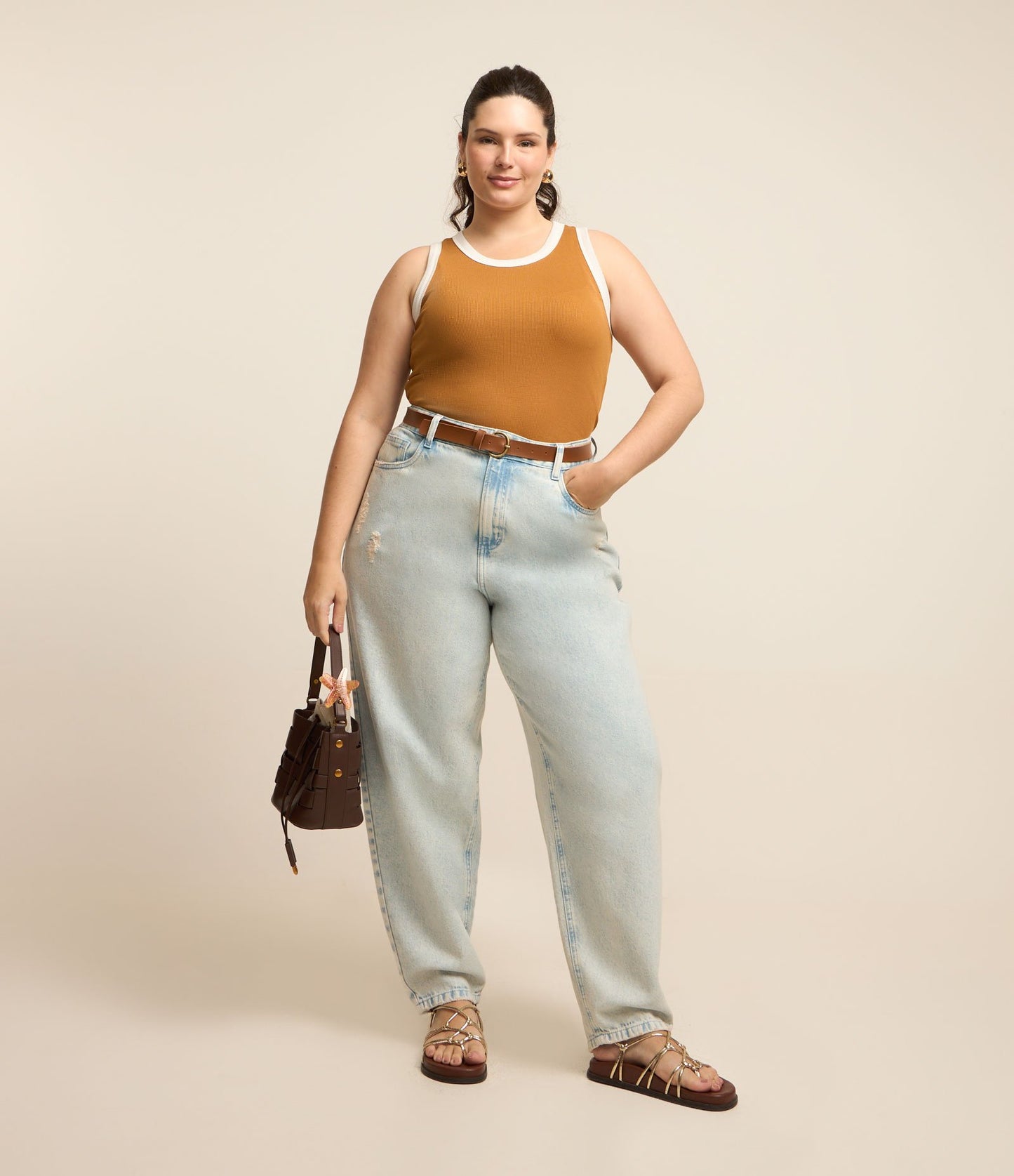 Jeans da mamma blu chiaro e invecchiato in taglie forti e taglie forti