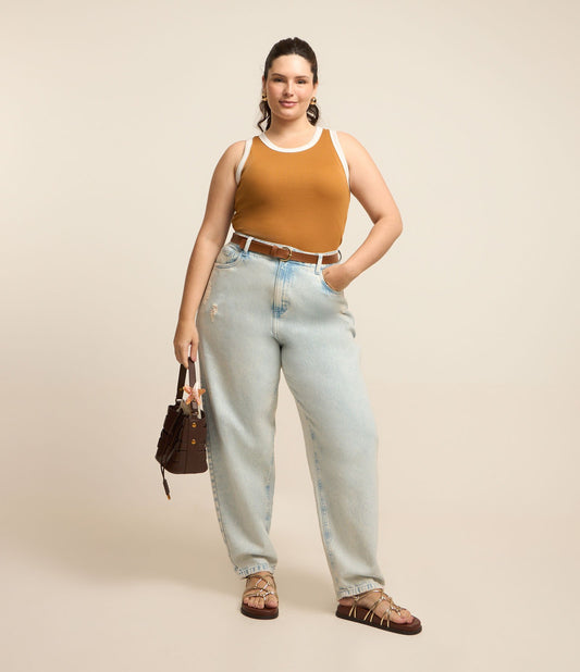 Jeans da mamma blu chiaro e invecchiato in taglie forti e taglie forti